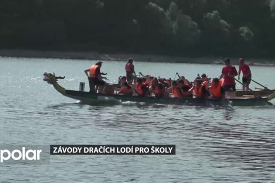 Školní kolo závodů dračích lodí na Slezské Hartě je pozváním i na velké srpnové závody
