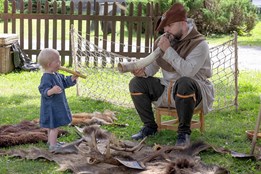 Historický den na hradě Šternberk. Šermíři, řemesla i květinová výzdoba zahájí prázdniny