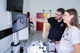 Laparoskopický simulátor pomáhá gynekologům KNTB s tréninkem jemné motoriky