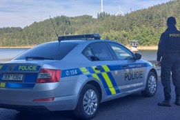 Policisté zpřísňují kontroly u vodní nádrže Horka. Pomáhá jim i čtyřkolka