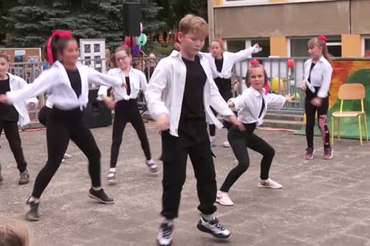 Hodkovická ZŠ uspořádala zahradní slavnost