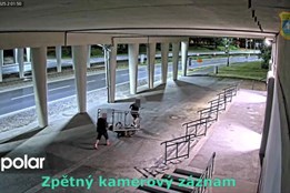 Žena se oblékla jako ochranka a s komplicem šli krást. Na strážníky v Ostravě nevyzráli