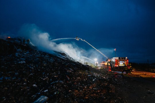 Požár skládky v Horní Suché zaměstnal 12 jednotek hasičů