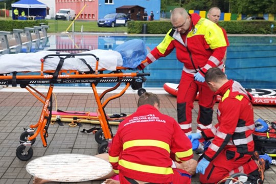 Záchranáři pomáhali dítěti i dospělým po bodnutí hmyzem