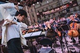 Plzeň se v srpnu promění v otevřenou kulturní scénu, oživí ji Festival na ulici 2025