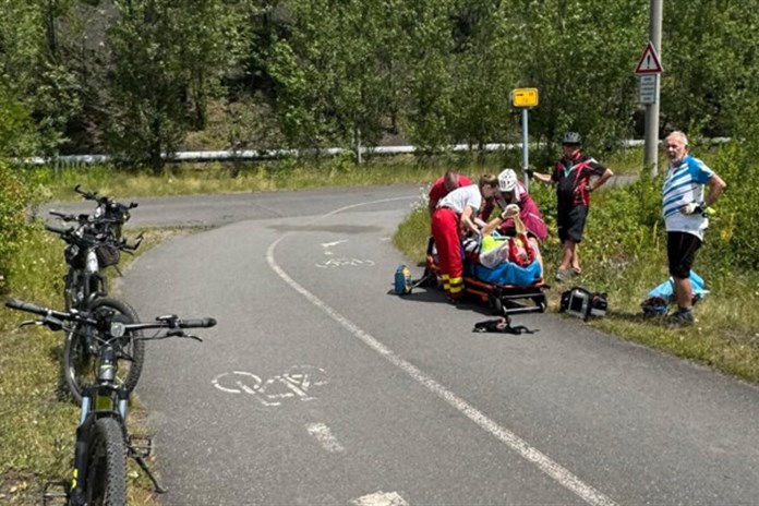 Záchranáři museli téměř kilometr pěšky k těžce zraněnému cyklistovi