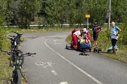 Záchranáři museli téměř kilometr pěšky k těžce zraněnému cyklistovi