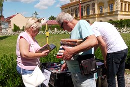 Bazar knih v Uherském Hradišti nabídl beletrii na léto, ale i noty