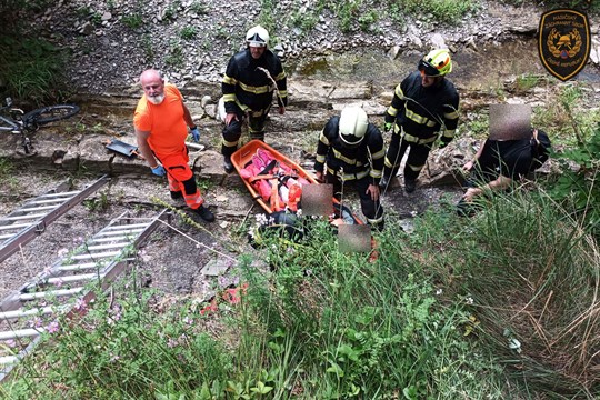 Cyklistka se zřítila ze skalnatého srázu do koryta řeky. Její záchrana byla náročná