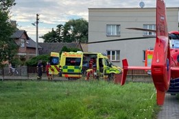 Zásah elektrickým proudem a pád ze tří metrů, zdravotníci v Ostravě-Hrabové zachraňovali 36letého muže