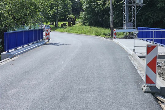 Konec rok trvající objížďky: Nový most ve Velkých Karlovicích už slouží řidičům