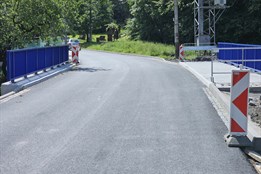 Konec rok trvající objížďky: Nový most ve Velkých Karlovicích už slouží řidičům