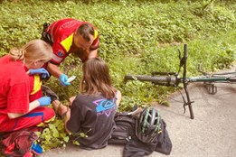 Tři cyklisté se zranili během pár hodin v Malé Morávce na Bruntálsku, mezi nimi dvě děti