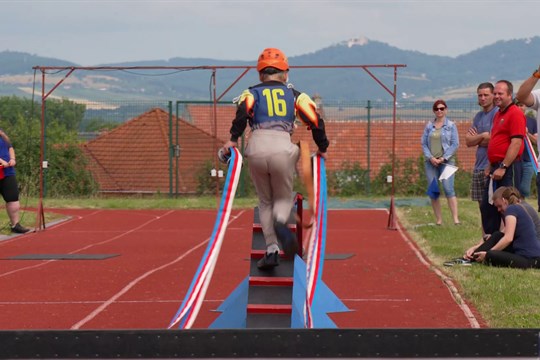 Mladí hasiči poměřili síly v závodě na 60 metrů s překážkami