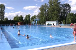 Koupaliště v Hulíně už jede naplno, vstupné se nezvyšovalo