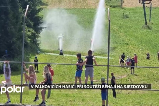 V Palkovicích hasiči při netradiční soutěži v požárním útoku běhají na sjezdovku