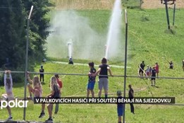 V Palkovicích hasiči při netradiční soutěži v požárním útoku běhají na sjezdovku
