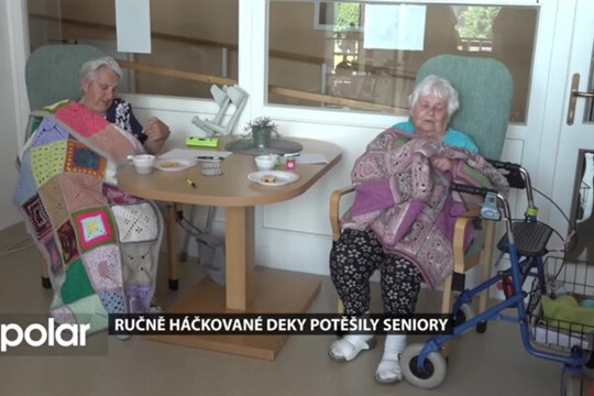 V Opavě se háčkovalo pod širým nebem, vznikly deky pro seniory
