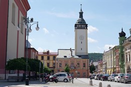 Věž staré radnice v Hranicích přikryje lešení. Začíná její oprava