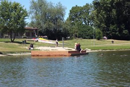 Na přerovské laguně plave nové molo. Slouží k relaxaci