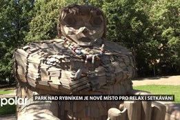 Pětimetrová dřevěná socha obryně bdí nad návštěvníky Parku nad rybníkem