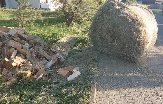Ženu na Vsetínsku povalil kutálející se balík sena. Spadl z vlečky traktoru