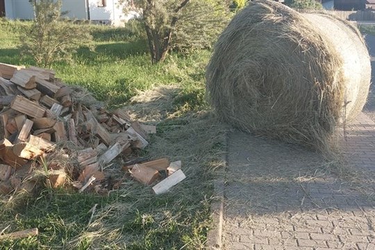 Ženu na Vsetínsku povalil kutálející se balík sena. Spadl z vlečky traktoru