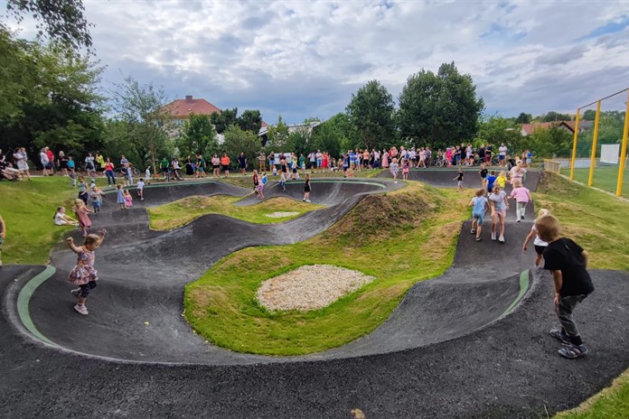 V Boršicích mají novou pumptrackovou dráhu. Klopené zatáčky ocení děti i zkušení jezdci