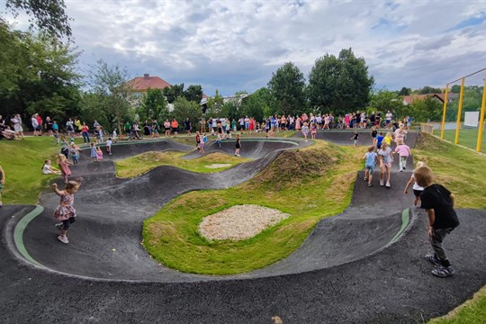 V Boršicích mají novou pumptrackovou dráhu. Klopené zatáčky ocení děti i zkušení jezdci
