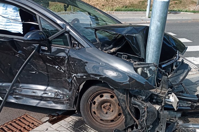 Po čtvrteční nehodě v centru Zlína zůstal vůz zaklíněný v pouliční lampě