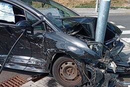 Po čtvrteční nehodě v centru Zlína zůstal vůz zaklíněný v pouliční lampě