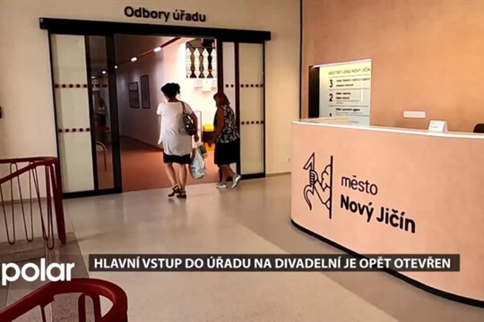 Hlavní vstup do úřadu na Divadelní ulici je opět otevřen