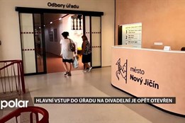 Hlavní vstup do úřadu na Divadelní ulici je opět otevřen