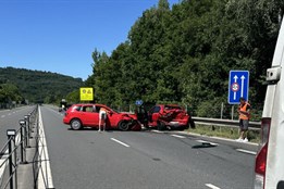 Řidiči zkomplikovali příjezd hasičům k nehodě, nechtěli stát v koloně
