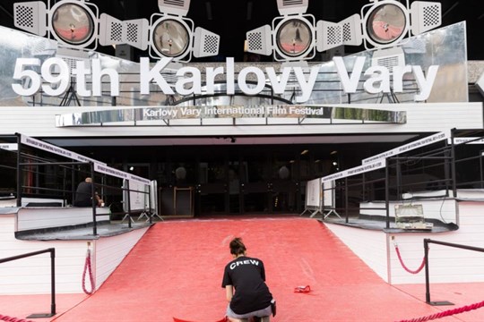 Červený koberec opět ožívá. Karlovy Vary vítají filmové hvězdy i novinky 59. ročníku festivalu