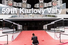 Červený koberec opět ožívá. Karlovy Vary vítají filmové hvězdy i novinky 59. ročníku festivalu