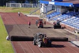 Atletický stadion v Domažlicích dostává nový povrch. Opravy běžecké dráhy začaly na začátku července