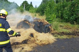 Karlovarsko sužují požáry: Hasiči zasahovali u hořící slámy, lesa i auta