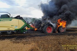 Velký požár na Domažlicku. Hořel traktor i pole, škoda zhruba 10 milionů korun