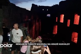 Nebojácní turisté nocovali na hradě Hukvaldy, zašli i za strašidly do sklepení