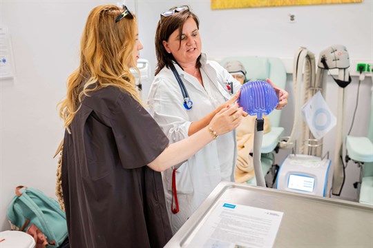Korunka darovala zlínské onkologii 100 tisíc korun. Za peníze se pořídily další chladicí čepice