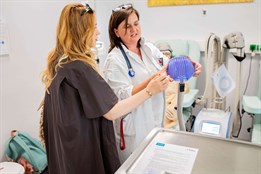 Korunka darovala zlínské onkologii 100 tisíc korun. Za peníze se pořídily další chladicí čepice