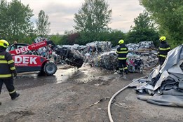 Požár skládky plastů v Buku způsobil statisícovou škodu. Příčina zatím neznámá