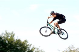 Na dráze žlutavského Dirt parku Yellow Hills létali bikeři nad rampami