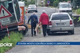 Stavba nového mostu uzavřela silnici v Janovicích, projdou jen pěší