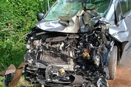 Z korby náklaďáku spadla dvoutunová fréza na osobní auto, kde zranila a zaklínila posádku