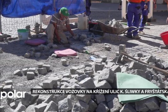 Aktuálně probíhá rekonstrukce dláždění na vozovce u křížení ulic K. Śliwky a Fryštátská