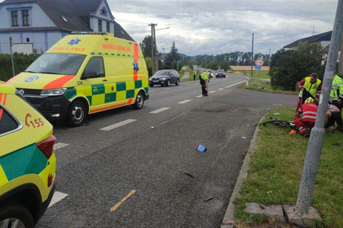 Policisté vyšetřují, proč se srazili motorkář s cyklistou. Zranili se oba
