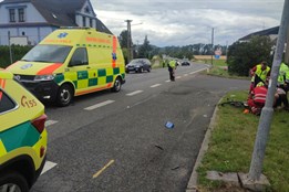 Policisté vyšetřují, proč se srazili motorkář s cyklistou. Zranili se oba