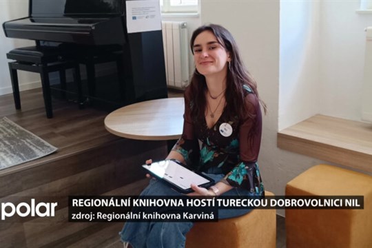 V Regionální knihovně Karviná pomáhá dobrovolnice Nil z Turecka